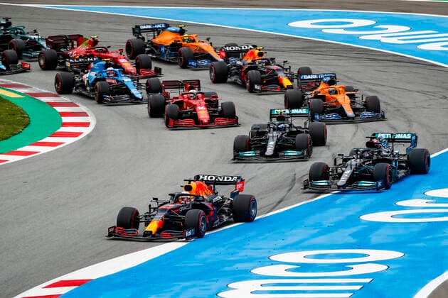 Start of the race, 33 VERSTAPPEN Max (nld), Red Bull Racing Honda RB16B, 44 HAMILTON Lewis (gbr), Mercedes AMG F1 GP W12 E Performance, action during the Formula 1 Aramco Gran Premio De Espana 2021 from May 07 to 10, 2021 on the Circuit de Barcelona-Catalunya, in Montmelo, near Barcelona, Spain FORMULE 1 : Grand prix d Espagne - Barcelone - 09 05 2021 DPPI Panoramic 