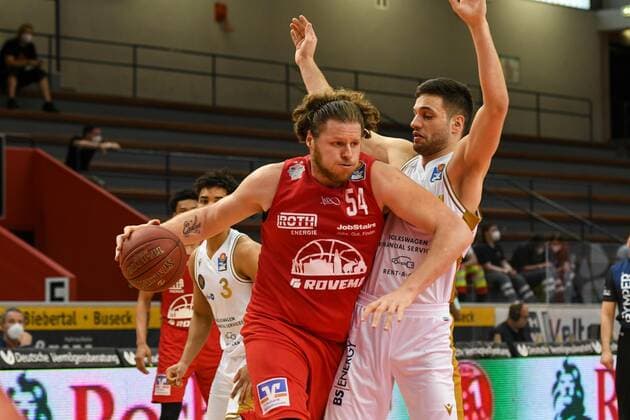John Bryant, Dominic Turudic 34. Spieltag, Basketball Bundesliga, Basketball Saison 2020 2021, Deutschland, easyCredit BBL, Germany, Giessen 46ers, giessen rot, Herren, Jobstairs GIESSEN 46ers - Basketball Löwen Braunschweig, Männer, Braunschweig in weiß