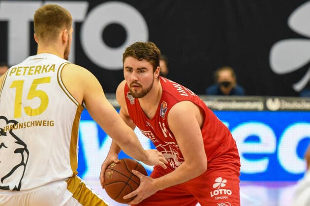 Martin Peterka, Tim Uhlemann 34. Spieltag, Basketball Bundesliga, Basketball Saison 2020 2021, Deutschland, easyCredit BBL, Germany, Giessen 46ers, giessen rot, Herren, Jobstairs GIESSEN 46ers - Basketball Löwen Braunschweig, Männer, Braunschweig in weiß