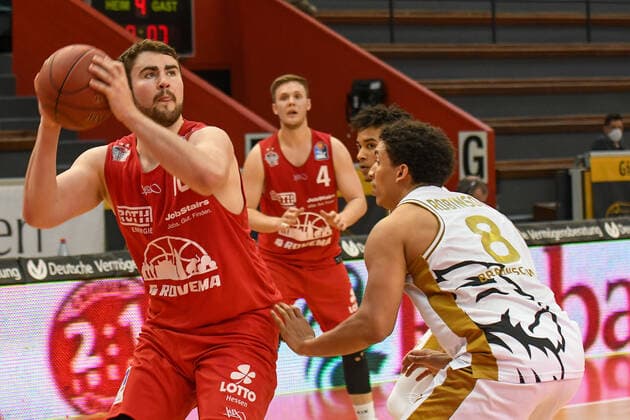 Tim Uhlemann, James Robinson 34. Spieltag, Basketball Bundesliga, Basketball Saison 2020 2021, Deutschland, easyCredit BBL, Germany, Giessen 46ers, giessen rot, Herren, Jobstairs GIESSEN 46ers - Basketball Löwen Braunschweig, Männer, Braunschweig in weiß