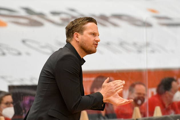 Rolf Scholz, Coach Giessen 34. Spieltag, Basketball Bundesliga, Basketball Saison 2020 2021, Deutschland, easyCredit BBL, Germany, Giessen 46ers, giessen rot, Herren, Jobstairs GIESSEN 46ers - Basketball Löwen Braunschweig, Männer, Braunschweig in weiß
