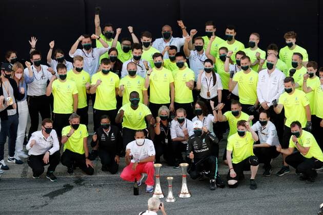 British driver Lewis Hamilton of Mercedes (C-L) celebrates his victory with his teammate Finnish Valteri Bottas (R)and with all Mercedes team after the Spain s Formula One Grand Prix at Barcelona-Catalunya racetrack in Montmelo, Barcelona, nort-eastern Spain, 09 May 2021. Spain s Formula One Grand Prix !ACHTUNG: NUR REDAKTIONELLE NUTZUNG!  Copyright: xAlejandroxGarcíax GRAF3372 20210509-637561813150568130
