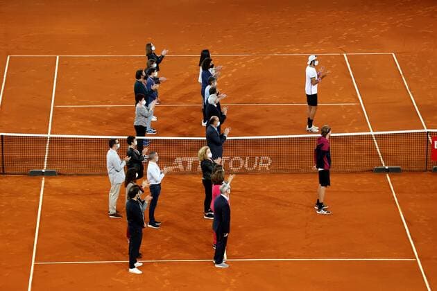 Alexander Zverev of Germany (R-down) and Matteo Berrettini of Italy (R-up) before the men s final at the Mutua Madrid Open tennis tou?rnament in Madrid, Spain, 09 May 2021. Mutua Madrid Open tennis tou?rnament !ACHTUNG: NUR REDAKTIONELLE NUTZUNG!  Copyright: xChemaxMoyax GRAF3394 20210509-637561826842780648