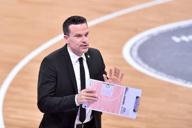 Raoul Korner coach, Headcaoch medi bayreuth with board , Basketball, Bundesliga, BBL, BG Goettingen medi bayreuth, 09 05 2021, BG Goettingen medi bayreuth, Basketball, Bundesliga, GER, BBL, 09 05 2021 Goettingen Copyright: xEibner-Pressefotox-xRolandxSippelx