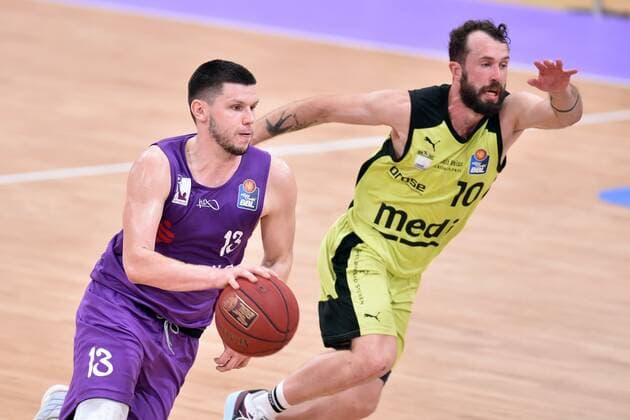 Rihards Lomazs BG Goettingen on the ball , Bastian Doreth medi bayreuth , Basketball, Bundesliga, BBL, BG Goettingen medi bayreuth, 09 05 2021, BG Goettingen medi bayreuth, Basketball, Bundesliga, GER, BBL, 09 05 2021 Goettingen Copyright: xEibner-Pressefotox-xRolandxSippelx
