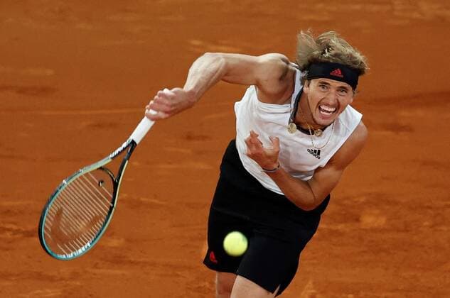 Sport Bilder des Tages Alexander Zverev of Germany in action against Matteo Berrettini of Italy during the men s final at the Mutua Madrid Open tennis tou?rnament in Madrid, Spain, 09 May 2021. Mutua Madrid Open tennis tou?rnament !ACHTUNG: NUR REDAKTIONELLE NUTZUNG!  Copyright: xChemaxMoyax GRAF3460 20210509-637561852347122942