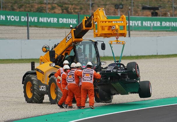 F1 Aramco Grand Prix of Spain 2021 09 05 2021, Circuit de Catalunya, Barcelona, F1 Aramco Grand Prix of Spain 2021 , in the picture breakdown of Yuki Tsunoda JPN 22 , Scuderia AlphaTauri Honda, the car is recovered with a crane truck nordphotoxGmbHx xBratic nph00250