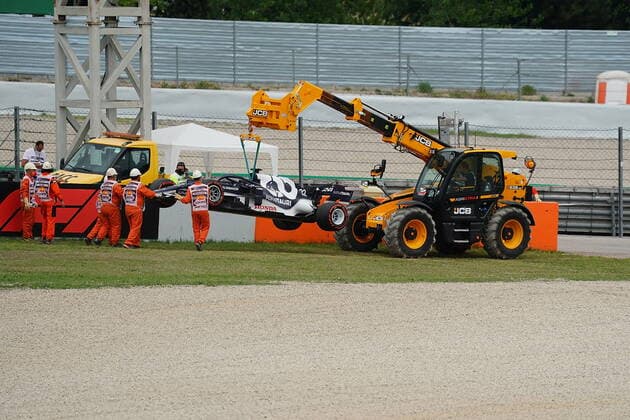 F1 Aramco Grand Prix of Spain 2021 09 05 2021, Circuit de Catalunya, Barcelona, F1 Aramco Grand Prix of Spain 2021 , in the picture breakdown of Yuki Tsunoda JPN 22 , Scuderia AlphaTauri Honda, the car is recovered with a crane truck nordphotoxGmbHx xBratic nph00250