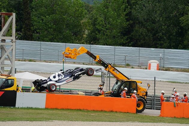 F1 Aramco Grand Prix of Spain 2021 09 05 2021, Circuit de Catalunya, Barcelona, F1 Aramco Grand Prix of Spain 2021 , in the picture breakdown of Yuki Tsunoda JPN 22 , Scuderia AlphaTauri Honda, the car is recovered with a crane truck nordphotoxGmbHx xBratic nph00250