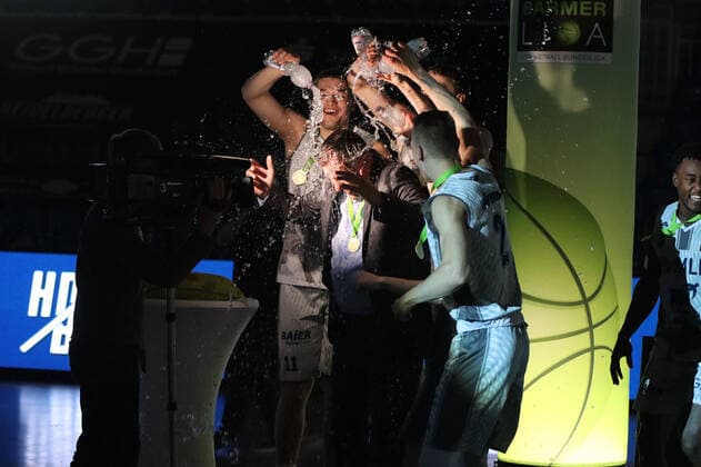 Water shower for Branislav Ignjatovic Head Coach, MLP Academics Heidelberg during the interview at the 2 Final Game in the BARMER 2 Basketball Bundesliga Pro A, MLP Academics Heidelberg Bayer Giants Leverkusen Heidelberg 09 05 21 Basketball , 09 05 2021, Heidelberg Germany xpxlax