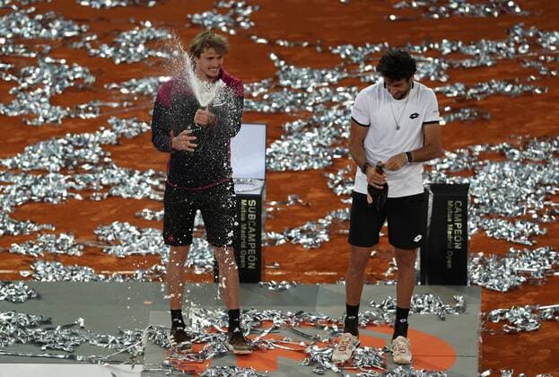 Alexander Zverev of Germany (L) celebrates after winning against Matteo Berrettini of Italy (R) during the men s final at the Mutua Madrid Open tennis tou?rnament in Madrid, Spain, 09 May 2021. Mutua Madrid Open tennis tou?rnament !ACHTUNG: NUR REDAKTIONELLE NUTZUNG!  Copyright: xRodrigoxJimenezx GRAF3633 20210509-637561943256357142