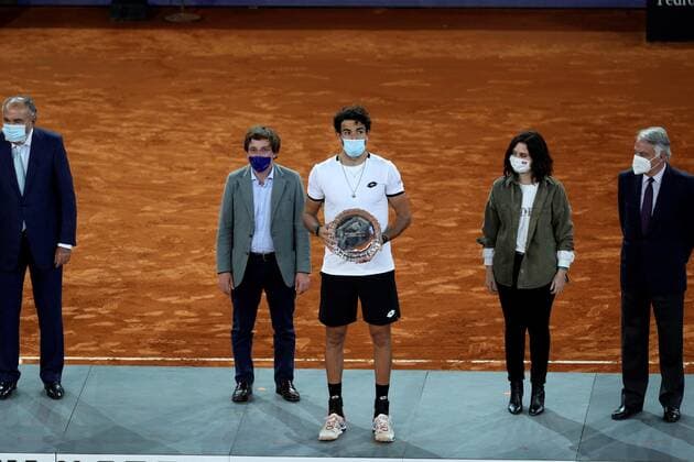 Matteo Berrettini of Italy (C) poses after receiving the trophy after losing against Alexander Zverev of Germany in the men s final at the Mutua Madrid Open tennis tou?rnament in Madrid, Spain, 09 May 2021. Mutua Madrid Open tennis tou?rnament !ACHTUNG: NUR REDAKTIONELLE NUTZUNG!  Copyright: xRodrigoxJimenezx GRAF3610 20210509-637561943984921218