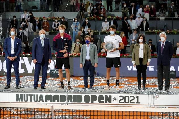 Alexander Zverev of Germany (2-L) celebrates after winning against Matteo Berrettini of Italy (3-R) during the men s final at the Mutua Madrid Open tennis tou?rnament in Madrid, Spain, 09 May 2021. Mutua Madrid Open tennis tou?rnament !ACHTUNG: NUR REDAKTIONELLE NUTZUNG!  Copyright: xRodrigoxJimenezx GRAF3628 20210509-637561944011015296