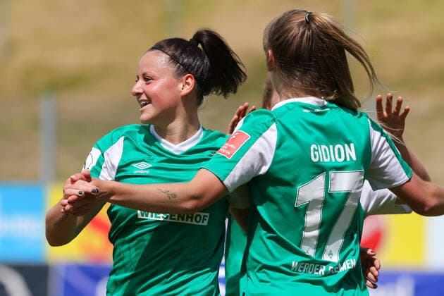 v.li.: Jasmin Sehan (SV Werder Bremen, 15) und Margarita Gidion (SV Werder Bremen, 17) mit Torjubel, Jubel, optimistisch, Spielszene, Highlight, Freude über das Tor zum 0:1, DIE DFB-RICHTLINIEN UNTERSAGEN JEGLICHE NUTZUNG VON FOTOS ALS SEQUENZBILDER UND ODER VIDEOÄHNLICHE FOTOSTRECKEN. DFB REGULATIONS PROHIBIT ANY USE OF PHOTOGRAPHS AS IMAGE SEQUENCES AND OR QUASI-VIDEO., 09.05.2021, Duisburg (Deutschland), Fussball, Flyeralarm Frauen-Bundesliga, MSV Duisburg - SV Werder Bremen *** f l Jasmin Sehan SV Werder Bremen, 15 and Margarita Gidion SV Werder Bremen, 17 with goal celebration, jubilation, optimistic, game scene, highlight, joy about the goal to 0 1, THE DFB DIRECTIVES PROHIBIT ANY USE OF PHOTOGRAPHS AS IMAGE SEQUENCES AND OR QUASI VIDEO , 09 05 2021, Duisburg Germany , Football, Flyeralarm Frauen Bundesliga, MSV Duisburg SV Werder Bremen xobx