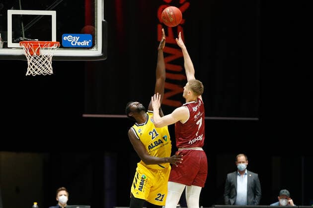 09 05 2021, xgox, basketball, easyCredit BBL, Niners Chemnitz Alba Berlin emspor, v l Christ Koumadje Alba Berlin, 21 , Jonas Richter Niners Chemnitz, 7 Zweikampf Chemnitz