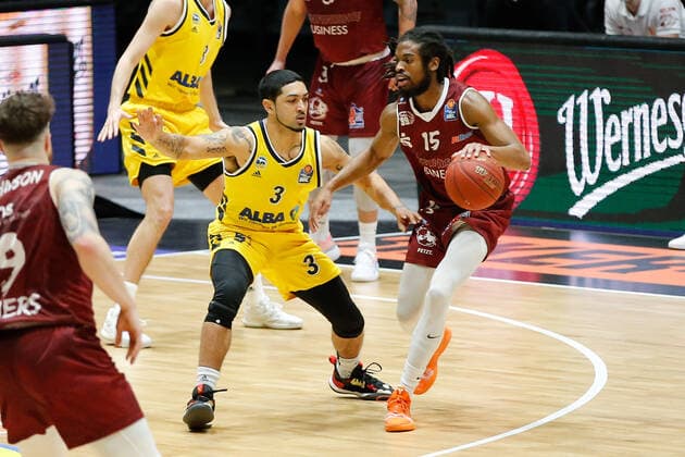 09 05 2021, xgox, basketball, easyCredit BBL, Niners Chemnitz Alba Berlin emspor, v l Peyton Siva Alba Berlin, 3 , Marcus Thornton Niners Chemnitz, 15 duel Chemnitz.