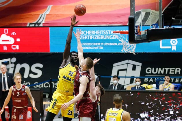 09 05 2021, xgox, basketball, easyCredit BBL, Niners Chemnitz Alba Berlin emspor, v l Christ Koumadje Alba Berlin, 21 Throws basket, hits, scores basket, scores Chemnitz