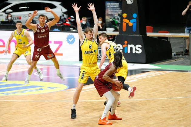 09 05 2021, xgox, basketball, easyCredit BBL, Niners Chemnitz Alba Berlin emspor, v l Malte Delow Alba Berlin, 6 , Marcus Thornton Niners Chemnitz, 15 Zweikampf Chemnitz