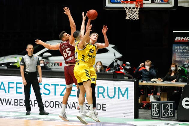 09 05 2021, xgox, basketball, easyCredit BBL, Niners Chemnitz Alba Berlin emspor, v l Filip Stanic Niners Chemnitz, 65 , Simone Fontecchio Alba Berlin, 20 , Ben Lammers Alba Berlin, 50 Zweikampf Chemnitz