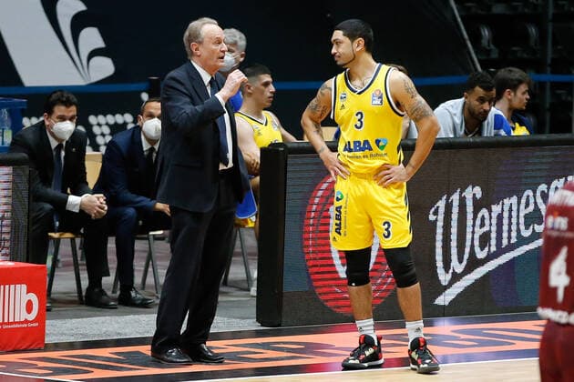 09 05 2021, xgox, basketball, easyCredit BBL, Niners Chemnitz Alba Berlin emspor, v l Aito Garcia Reneses Alba Berlin, coach , Peyton Siva Alba Berlin, 3 gestures, gives instructions Chemnitz
