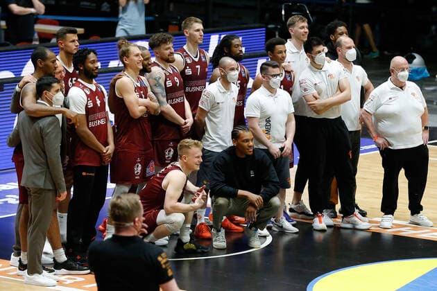 09 05 2021, xgox, basketball, easyCredit BBL, Niners Chemnitz Alba Berlin emspor, v l group photo after the game by the Niners Chemnitz Chemnitz