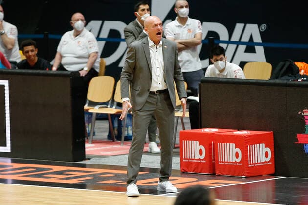 09 05 2021, xgox, basketball, easyCredit BBL, Niners Chemnitz Alba Berlin emspor, v l Rodrigo Pastore Niners Chemnitz, coach gestures, gives instructions Chemnitz