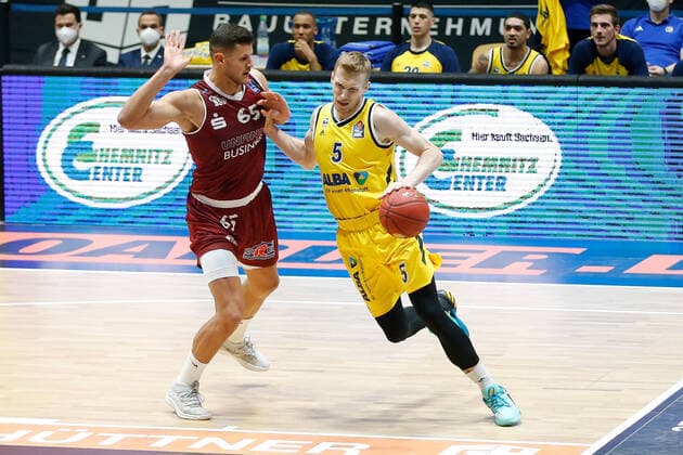 09 05 2021, xgox, basketball, easyCredit BBL, Niners Chemnitz Alba Berlin emspor, v l Filip Stanic Niners Chemnitz, 65 , Niels Giffey Alba Berlin, 5 Zweikampf Chemnitz