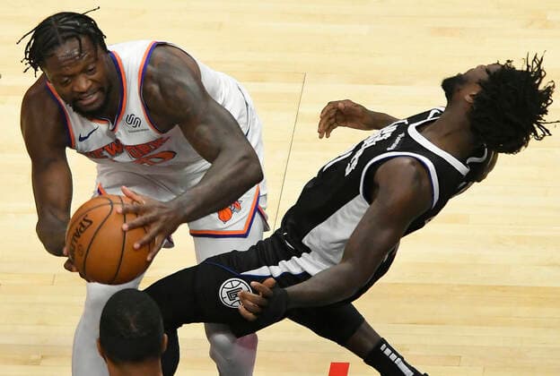 LOS ANGELES, CA - MAY 09: Julius Randle (30) of the New York Knicks collides with Patrick Beverley (21) of the LA Clippers in the first half during the Los Angeles Clippers versus New York Knicks at on May 9, 2021, at Staples Center in Los Angeles, CA. (Photo by John McCoy Icon Sportswire) NBA, Basketball Herren, USA MAY 09 Knicks at Clippers Icon2105090014