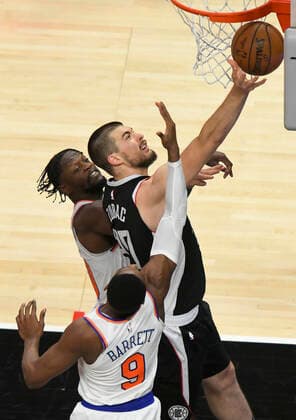 LOS ANGELES, CA - MAY 09: Julius Randle (30) and RJ Barrett (9) of the New York Knicks guard Ivica Zubac (40) of the LA Clippers in the second half during the Los Angeles Clippers versus New York Knicks at on May 9, 2021, at Staples Center in Los Angeles, CA. (Photo by John McCoy Icon Sportswire) NBA, Basketball Herren, USA MAY 09 Knicks at Clippers Icon2105090015