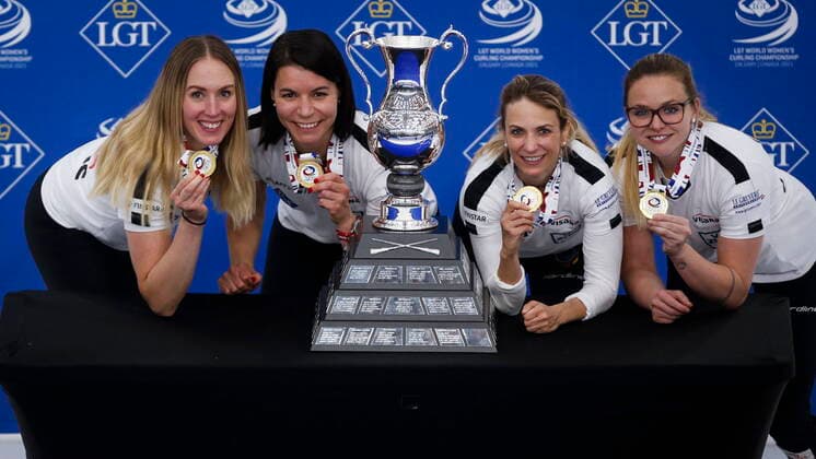 Bilder des Jahres 2021, Sport 05 Mai Sport Themen der Woche KW18 Sport Bilder des Tages May 9, 2021, Calgary, ab, Canada: Team Switzerland, left to right, lead Melanie Barbezat, second Esther Neuenschwander, skip Silvana Tirinzoni and fourth Alina Paetz celebrate after defeating Russia in the final at the Women s World Curling Championship in Calgary, Alta., Sunday, May 9, 2021. Melanie Barbezat, Esther Neuenschwander, Silvana Tirinzoni, Alina Paetz  - ZUMAc35_ 20210509_zaf_c35_060 Copyright: xJeffxMcintoshx