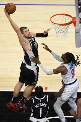 Sport Bilder des Tages LOS ANGELES, CA - MAY 09: Ivica Zubac (40) of the LA Clippers dunks the ball over Nerlens Noel (3) of the New York Knicks in the second half during the Los Angeles Clippers versus New York Knicks at on May 9, 2021, at Staples Center in Los Angeles, CA. (Photo by John McCoy Icon Sportswire) NBA, Basketball Herren, USA MAY 09 Knicks at Clippers Icon2105090016