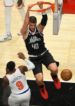 LOS ANGELES, CA - MAY 09: Ivica Zubac (40) of the LA Clippers dunks the ball over RJ Barrett (9) of the New York Knicksin the second half during the Los Angeles Clippers versus New York Knicks at on May 9, 2021, at Staples Center in Los Angeles, CA. (Photo by John McCoy Icon Sportswire) NBA, Basketball Herren, USA MAY 09 Knicks at Clippers Icon2105090019