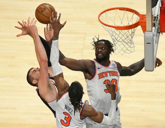 LOS ANGELES, CA - MAY 09: Ivica Zubac (40) of the LA Clippers battle with Nerlens Noel (3) and Julius Randle (30) of the New York Knicks in the second half during the Los Angeles Clippers versus New York Knicks at on May 9, 2021, at Staples Center in Los Angeles, CA. (Photo by John McCoy Icon Sportswire) NBA, Basketball Herren, USA MAY 09 Knicks at Clippers Icon2105090021