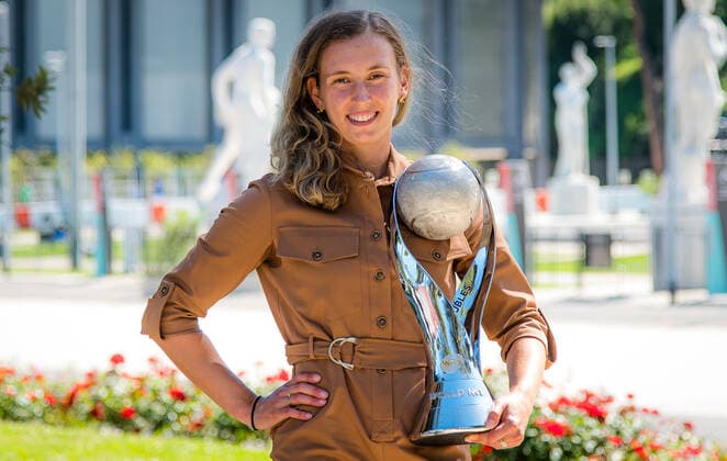 May 10, 2021, ROMA, ITALY: Elise Mertens of Belgium with the Doubles World No. 1 trophy at the 2021 Internazionali BNL d Italia WTA, Tennis Damen 1000 tournament ROMA ITALY - ZUMAa181 20210510_zaa_a181_090 Copyright: xRobxPrangex