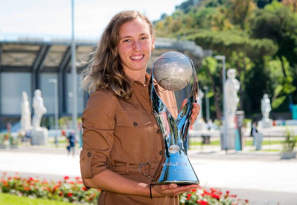 May 10, 2021, ROMA, ITALY: Elise Mertens of Belgium with the Doubles World No. 1 trophy at the 2021 Internazionali BNL d Italia WTA, Tennis Damen 1000 tournament ROMA ITALY - ZUMAa181 20210510_zaa_a181_092 Copyright: xRobxPrangex