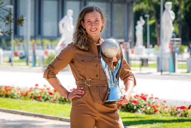 May 10, 2021, ROMA, ITALY: Elise Mertens of Belgium with the Doubles World No. 1 trophy at the 2021 Internazionali BNL d Italia WTA, Tennis Damen 1000 tournament ROMA ITALY - ZUMAa181 20210510_zaa_a181_127 Copyright: xRobxPrangex