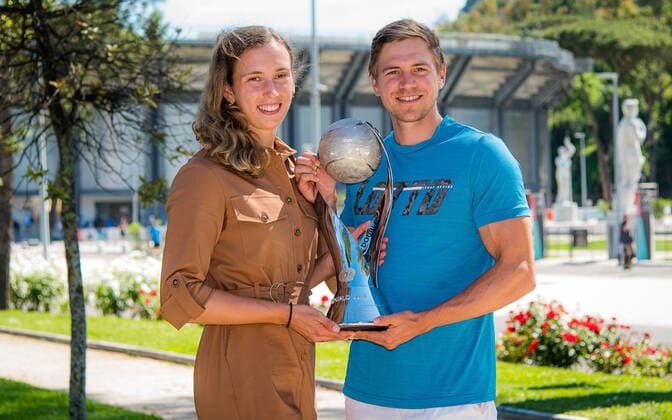 May 10, 2021, ROMA, ITALY: Elise Mertens of Belgium and coach Robbie Ceyssens with the Doubles World No. 1 trophy at the 2021 Internazionali BNL d Italia WTA, Tennis Damen 1000 tournament ROMA ITALY - ZUMAa181 20210510_zaa_a181_128 Copyright: xRobxPrangex