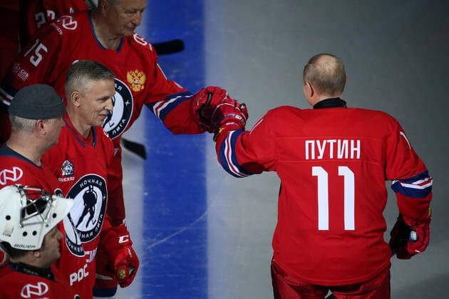 Bilder des Jahres 2021, Sport 05 Mai Sport Themen der Woche KW19 Sport Bilder des Tages SOCHI, RUSSIA â€” MAY 10, 2021: Russian President Vladimir Putin (R) fist bumps teammates during a Night Hockey League gala friendly match at the Bolshoi Ice Dome. The Night Hockey League, a Russian amateur sports organisation, was founded in 2011 on the initiative of president Putin and famous Ice hockey, Eishockey players to promote amateur ice hockey. Dmitry Feoktistov TASS  TS0FFB8F