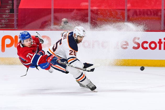 Bilder des Jahres 2021, Sport 05 Mai Sport Themen der Woche KW19 Sport Bilder des Tages May 10, 2021: Montreal Canadiens center Jake Evans (71) shoots the puck for a goal while falling behind Edmonton Oilers defenceman Darnell Nurse (25) during the Edmonton Oilers versus the Montreal Canadiens game at Bell Centre in Montreal, Quebec. CSM Montreal Canada - ZUMAc04_ 20210510_zaf_c04_014 Copyright: xDavidxKirouacx