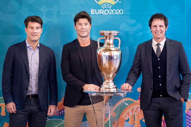 Bilder des Jahres 2021, Sport 05 Mai Sport Themen der Woche KW19 Sport Bilder des Tages EURO 2021, Präsentation der Trophäe in Kopenhagen Henri Delaunay-trofaeet besoeger Koebenhavn . Trofaeet bydes velkommen til Koebenhavn ved en officiel velkomst i festsalen paa Koebenhavns Raadhus tirsdag den 11. maj 2021. Koebenhavn er den fjerde by paa trofaeets rejse, rejsen begyndte i Baku og fortsaetter til Amsterdam. Bag velkomsten staar arrangoererne bag EURO 2020 i Koebenhavn; DBU, Koebenhavns Kommune og Event Denmark samt de danske, officielle og lokale EM-ambassadoerer Michael Laudrup, Brian Laudrup og Flemming Povlsen.. , Copenhagen Denmark *** Henri Delaunay trophy visits Copenhagen The trophy is welcomed to Copenhagen at an official welcome in the ballroom at Copenhagen City Hall on Tuesday 11 May 2021 Copenhagen is the fourth city on the trophys journey, the journey began in Baku and continues to Amsterdam The organizers are behind EURO 2020 in Copenhagen DBU, Copenhagen Municipality and Sport Event Denmark as well as the Danish, official and local EC ambassadors Michael Laudrup, Brian Laudrup and Flemming Povlsen, Copenhagen Denmark  Copyright: Ritzau Scanpix LiselottexSabroex COP106 spdk20210511-142617-L