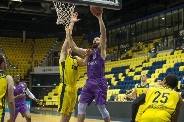 GER, Basketball, EWE Baskets Oldenburg vs BG Göttingen 11 05 2021, EWE Arena, Oldenburg, GER, easy Credit BBL, EWE Baskets Oldenburg vs BG Göttingen, in picture Harper KAMP BG Göttingen 18 vs Rasid MAHALBASIC EWE Baskets Oldenburg 24 nordphotoxRojahn nph00310