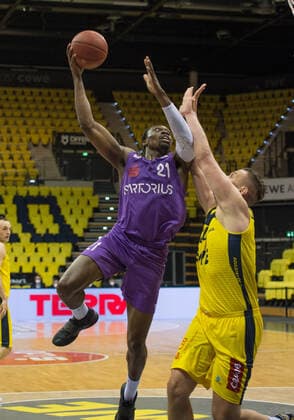GER, Basketball, EWE Baskets Oldenburg vs BG Göttingen 11 05 2021, EWE Arena, Oldenburg, GER, easy Credit BBL, EWE Baskets Oldenburg vs BG Göttingen, in picture Tai ODIASE BG Göttingen 21 vs Rasid MAHALBASIC EWE Baskets Oldenburg 24 nordphotoxRojahn nph00310