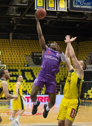 GER, Basketball, EWE Baskets Oldenburg vs BG Göttingen 11 05 2021, EWE Arena, Oldenburg, GER, easy Credit BBL, EWE Baskets Oldenburg vs BG Göttingen, in picture Tai ODIASE BG Göttingen 21 vs Rasid MAHALBASIC EWE Baskets Oldenburg 24 nordphotoxRojahn nph00310