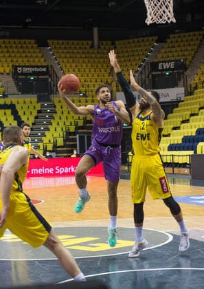 GER, Basketball, EWE Baskets Oldenburg vs BG Göttingen 11 05 2021, EWE Arena, Oldenburg, GER, easy Credit BBL, EWE Baskets Oldenburg vs BG Göttingen, in picture Marvin OMUVWIE BG Göttingen 11 Martin BREUNING EWE Baskets Oldenburg 12 nordphotoxRojahn nph00310