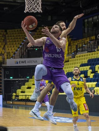 GER, Basketball, EWE Baskets Oldenburg vs BG Göttingen 11 05 2021, EWE Arena, Oldenburg, GER, easy Credit BBL, EWE Baskets Oldenburg vs BG Göttingen, in picture Rihards LOMAZS BG Göttingen 13 vs Braydon HOBBS EWE Baskets Oldenburg 3 nordphotoxRojahn nph00310