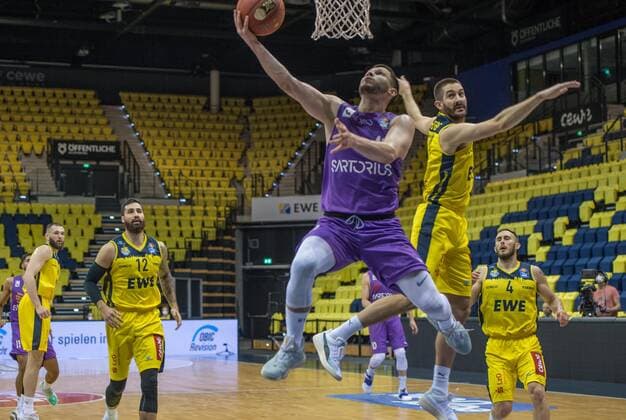 GER, Basketball, EWE Baskets Oldenburg vs BG Göttingen 11 05 2021, EWE Arena, Oldenburg, GER, easy Credit BBL, EWE Baskets Oldenburg vs BG Göttingen, in picture Rihards LOMAZS BG Göttingen 13 vs Braydon HOBBS EWE Baskets Oldenburg 3 nordphotoxRojahn nph00310