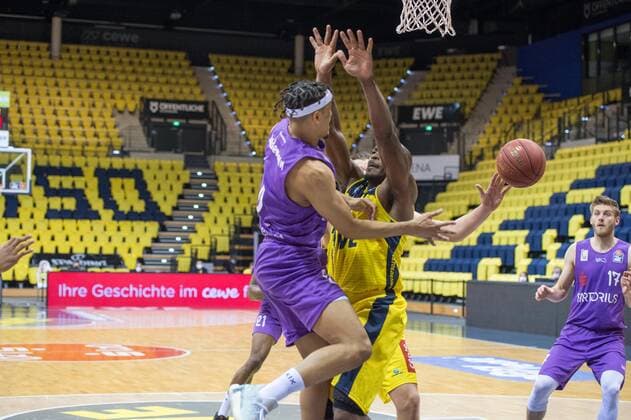 GER, Basketball, EWE Baskets Oldenburg vs BG Göttingen 11 05 2021, EWE Arena, Oldenburg, GER, easy Credit BBL, EWE Baskets Oldenburg vs BG Göttingen, in the picture there was always an Oldenburger in the way Nelson WEIDEMANN BG Göttingen 2 Rickey PAULDING EWE Baskets Oldenburg 23 nordphotoxRojahn nph00310