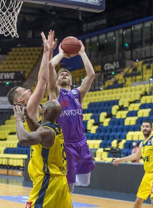 GER, Basketball, EWE Baskets Oldenburg vs BG Göttingen 11 05 2021, EWE Arena, Oldenburg, GER, easy Credit BBL, EWE Baskets Oldenburg vs BG Göttingen, in picture Mathis MÖNNINGHOFF MOENNINGHOFF BG Göttingen 17 Rasid MAHALBASIC EWE Baskets Oldenburg 24 Rickey PAULDING EWE Baskets Oldenburg 23 nordphotoxRojahn nph00310