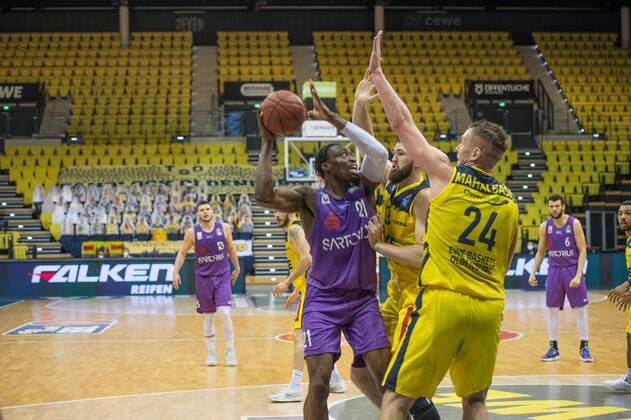 GER, Basketball, EWE Baskets Oldenburg vs BG Göttingen 11 05 2021, EWE Arena, Oldenburg, GER, easy Credit BBL, EWE Baskets Oldenburg vs BG Göttingen, in picture Tai ODIASE BG Göttingen 21 Nathan BOOTHE EWE Baskets Oldenburg 45 Rasid MAHALBASIC EWE Baskets Oldenburg 24 nordphotoxRojahn nph00310