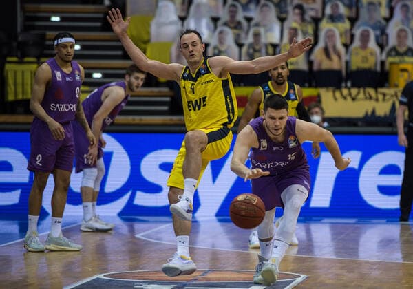 GER, Basketball, EWE Baskets Oldenburg vs BG Göttingen 11 05 2021, EWE Arena, Oldenburg, GER, easy Credit BBL, EWE Baskets Oldenburg vs BG Göttingen, in picture Huhh what now Rihards LOMAZS BG Göttingen 13 Karsten TADDA EWE Baskets Oldenburg 9 nordphotoxRojahn nph00310